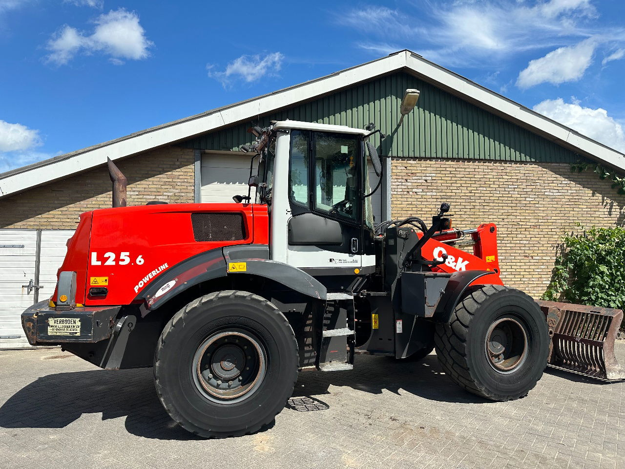 O & K 25.6 - Gumikerekes homlokrakodó: 3 kép. O & K 25.6 - Gumikerekes homlokrakodó: 3 kép.