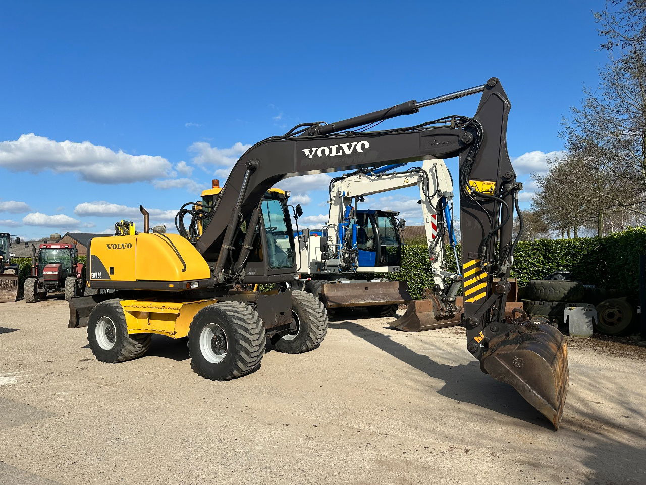 Volvo EW160 - Gumikerekes kotró: 4 kép. Volvo EW160 - Gumikerekes kotró: 4 kép.