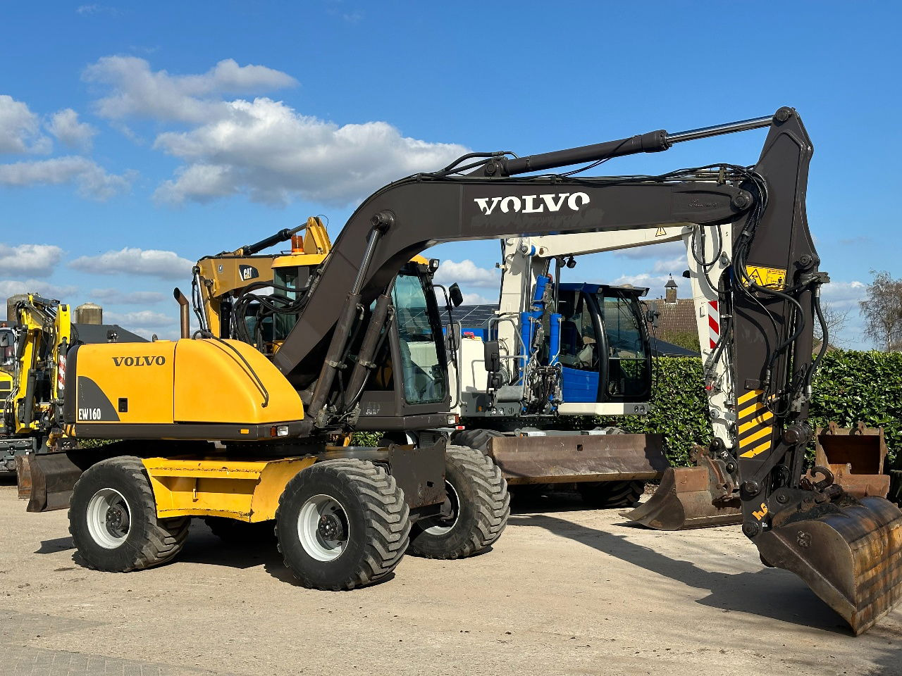 Volvo EW160 - Gumikerekes kotró: 5 kép. Volvo EW160 - Gumikerekes kotró: 5 kép.