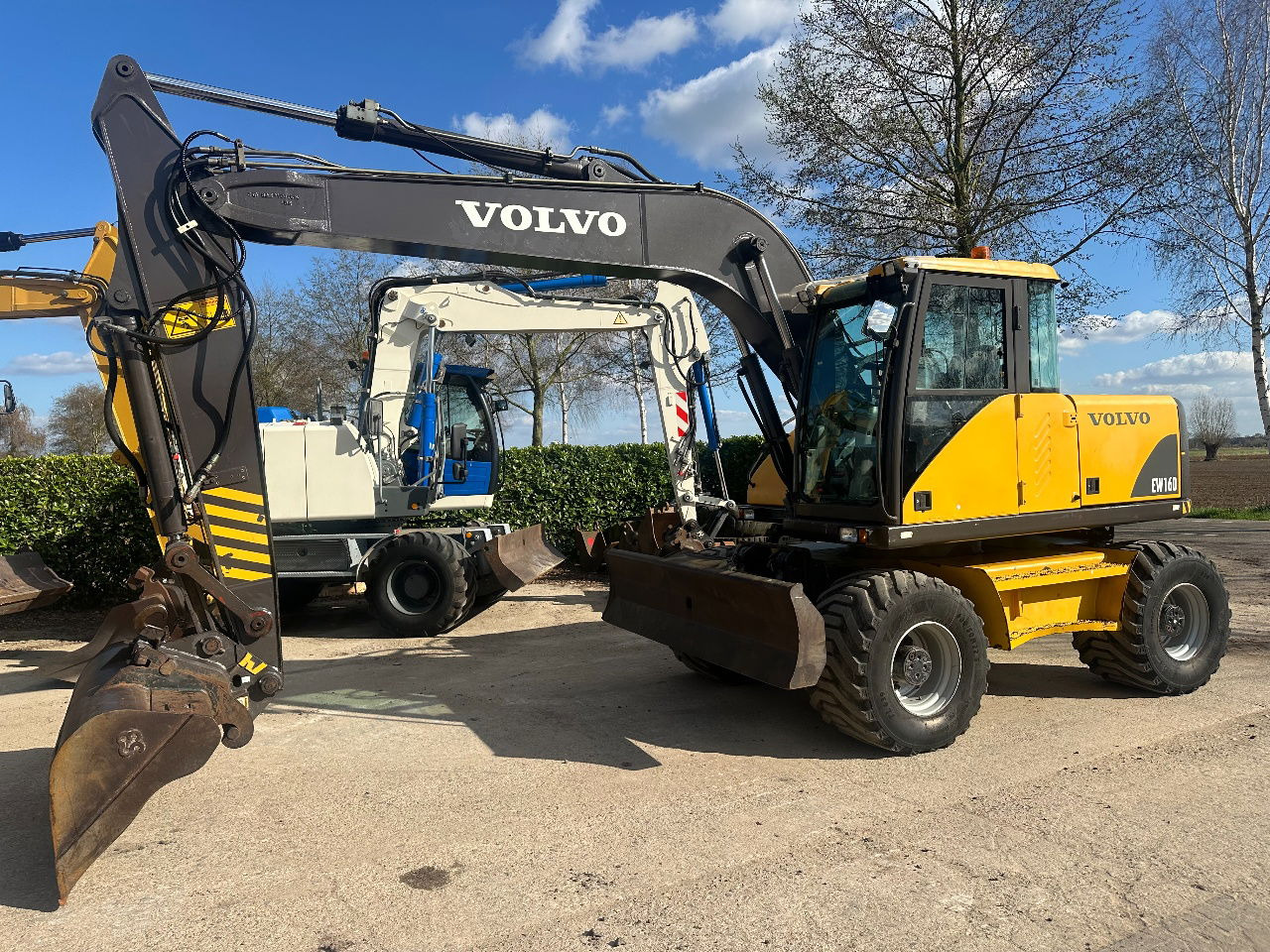 Volvo EW160 - Gumikerekes kotró: 1 kép. Volvo EW160 - Gumikerekes kotró: 1 kép.