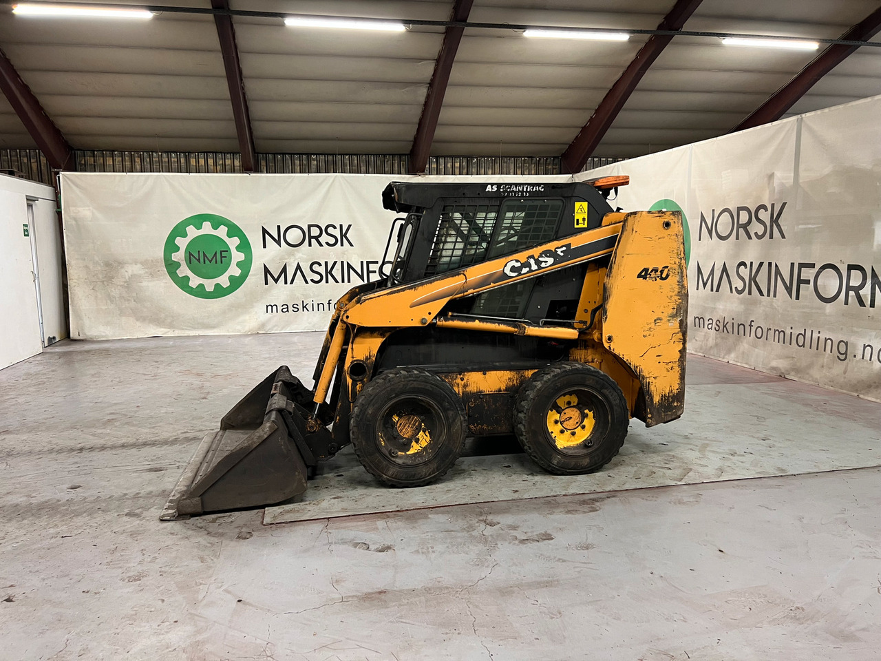 Case 440 - Mini homlokrakodó: 2 kép. Case 440 - Mini homlokrakodó: 2 kép.