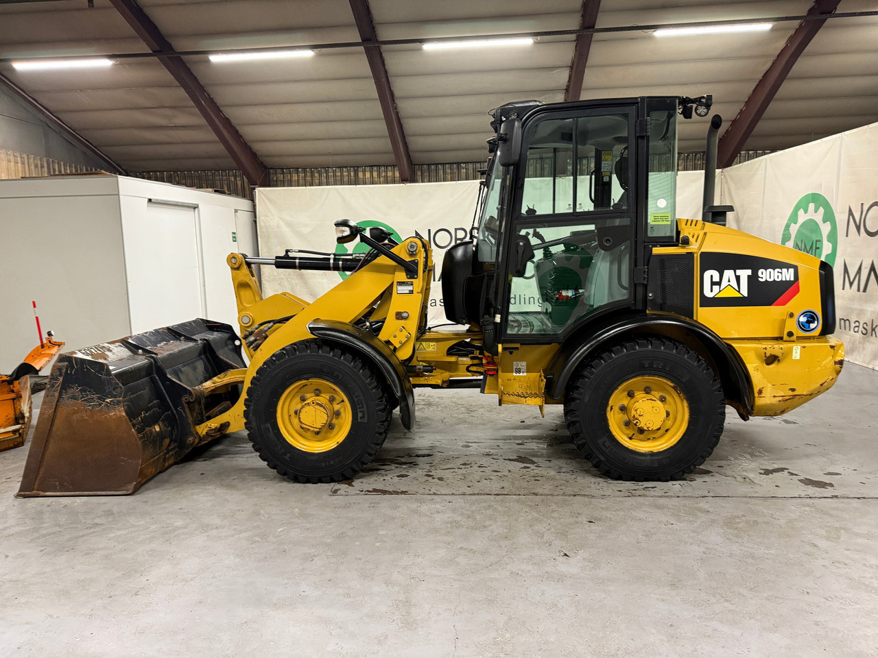 Cat 906M High Flow, 40 km/t med skuff og plog # TIL LEIE# - Gumikerekes homlokrakodó: 2 kép. Cat 906M High Flow, 40 km/t med skuff og plog # TIL LEIE# - Gumikerekes homlokrakodó: 2 kép.