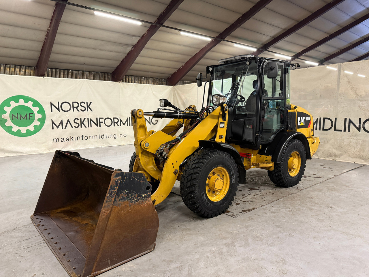 Cat 906M High Flow, 40 km/t med skuff og plog # TIL LEIE# - Gumikerekes homlokrakodó: 1 kép. Cat 906M High Flow, 40 km/t med skuff og plog # TIL LEIE# - Gumikerekes homlokrakodó: 1 kép.