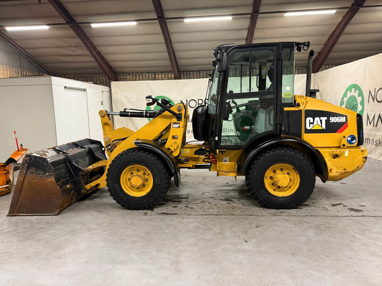 Cat 906M High Flow, 40 km/t med skuff og plog # TIL LEIE# - Gumikerekes homlokrakodó: 2 kép. Cat 906M High Flow, 40 km/t med skuff og plog # TIL LEIE# - Gumikerekes homlokrakodó: 2 kép.