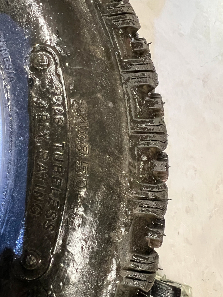 Dekk passer Massey Ferguson 1525 - Komplett kerék - Mezőgazdasági gépek: 3 kép. Dekk passer Massey Ferguson 1525 - Komplett kerék - Mezőgazdasági gépek: 3 kép.