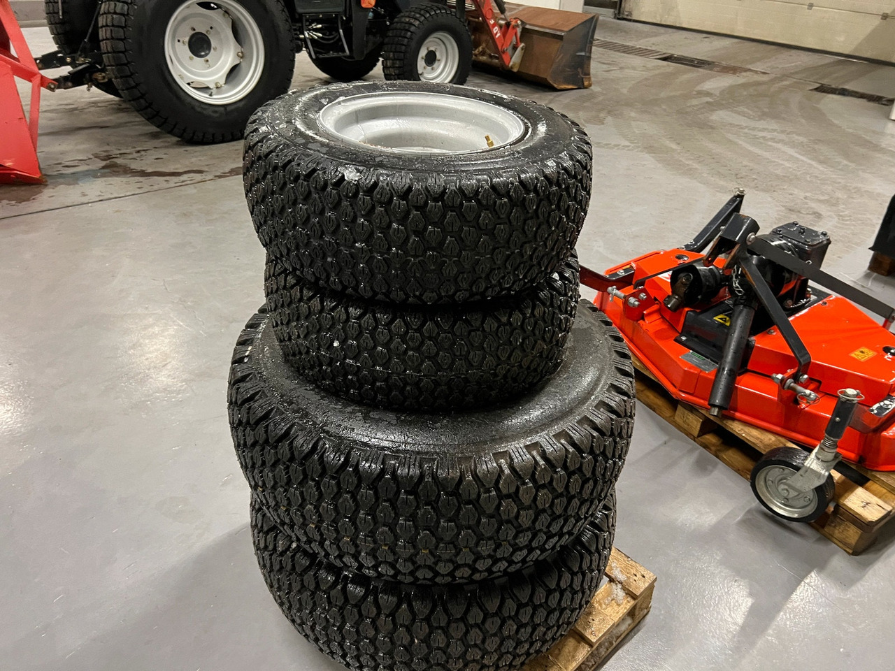 Dekk passer Massey Ferguson 1525 - Komplett kerék - Mezőgazdasági gépek: 2 kép. Dekk passer Massey Ferguson 1525 - Komplett kerék - Mezőgazdasági gépek: 2 kép.