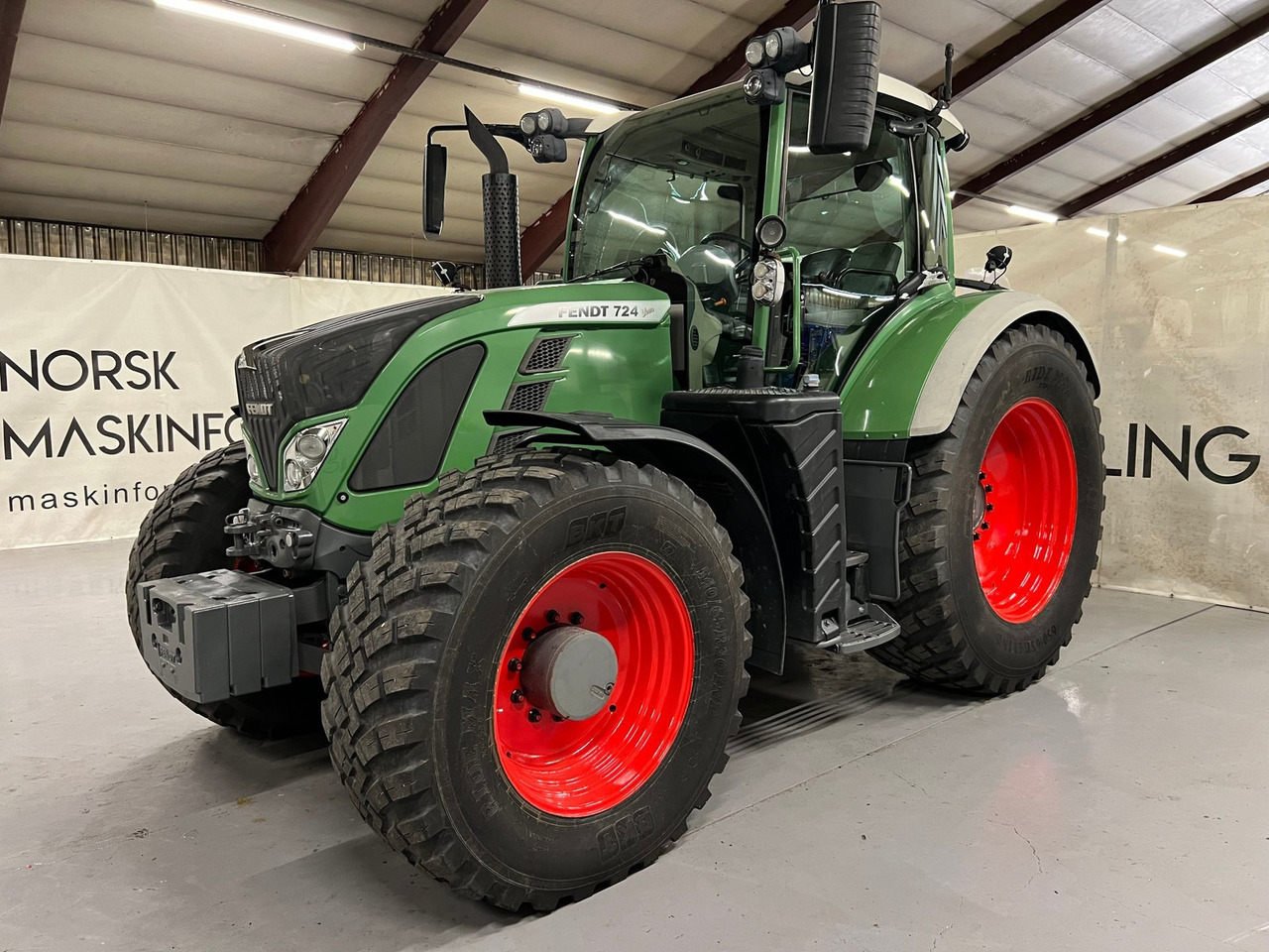 Fendt 724 Vario - Traktor: 2 kép. Fendt 724 Vario - Traktor: 2 kép.