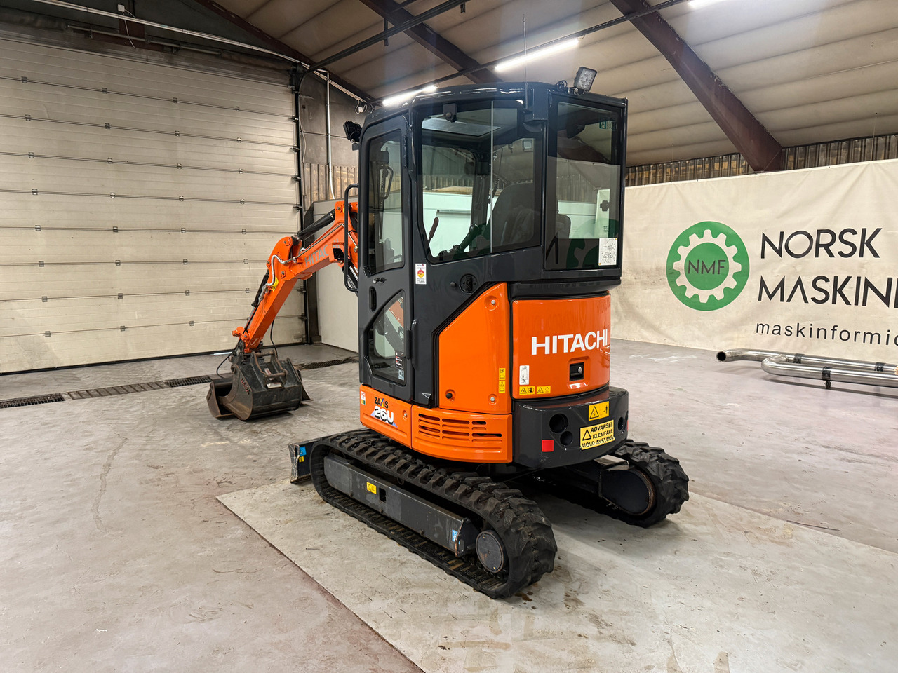 Hitachi ZX26U-6 - Minikotró: 3 kép. Hitachi ZX26U-6 - Minikotró: 3 kép.