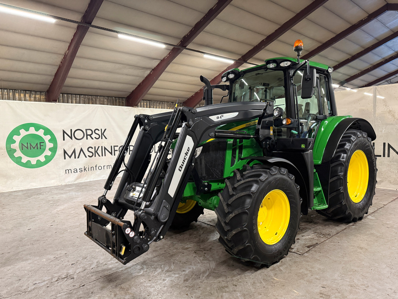 John Deere 6100M - Traktor: 1 kép. John Deere 6100M - Traktor: 1 kép.