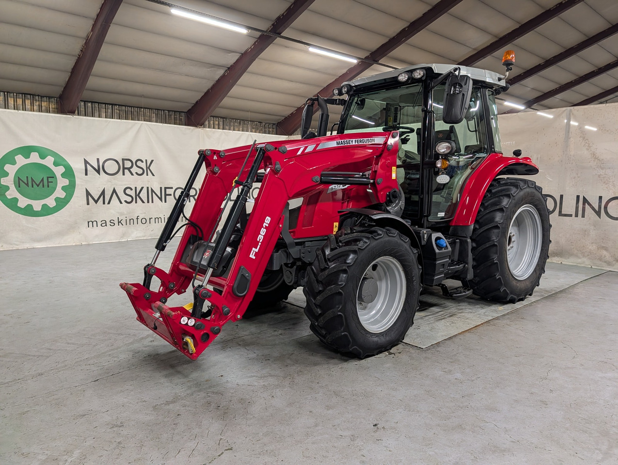 Massey Ferguson 5712S - Traktor: 1 kép. Massey Ferguson 5712S - Traktor: 1 kép.