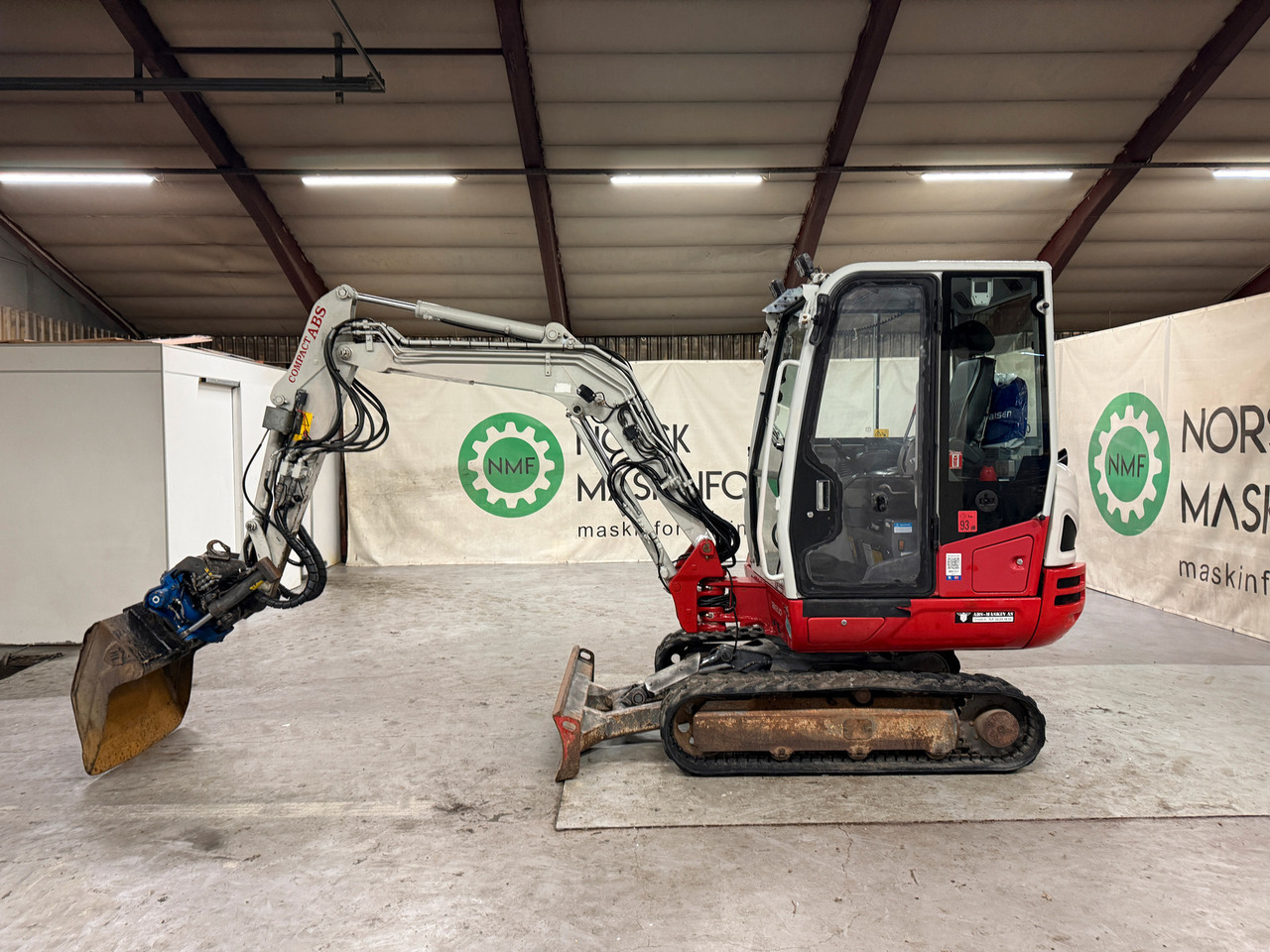 Takeuchi TB230 - Minikotró: 2 kép. Takeuchi TB230 - Minikotró: 2 kép.