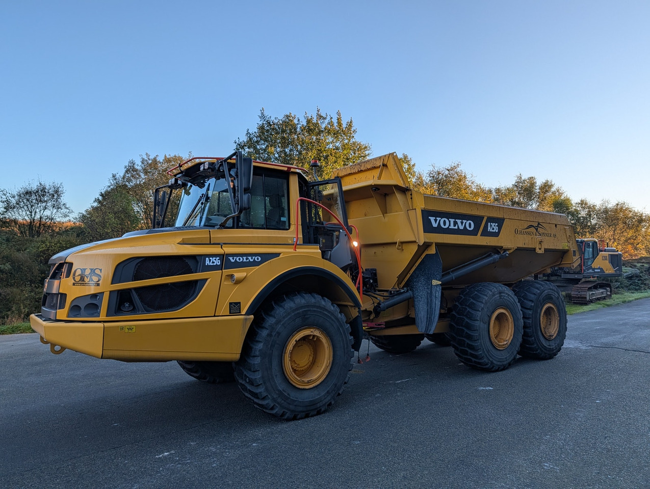 Volvo A25G på hvite skilt - Csuklós dömper: 2 kép. Volvo A25G på hvite skilt - Csuklós dömper: 2 kép.