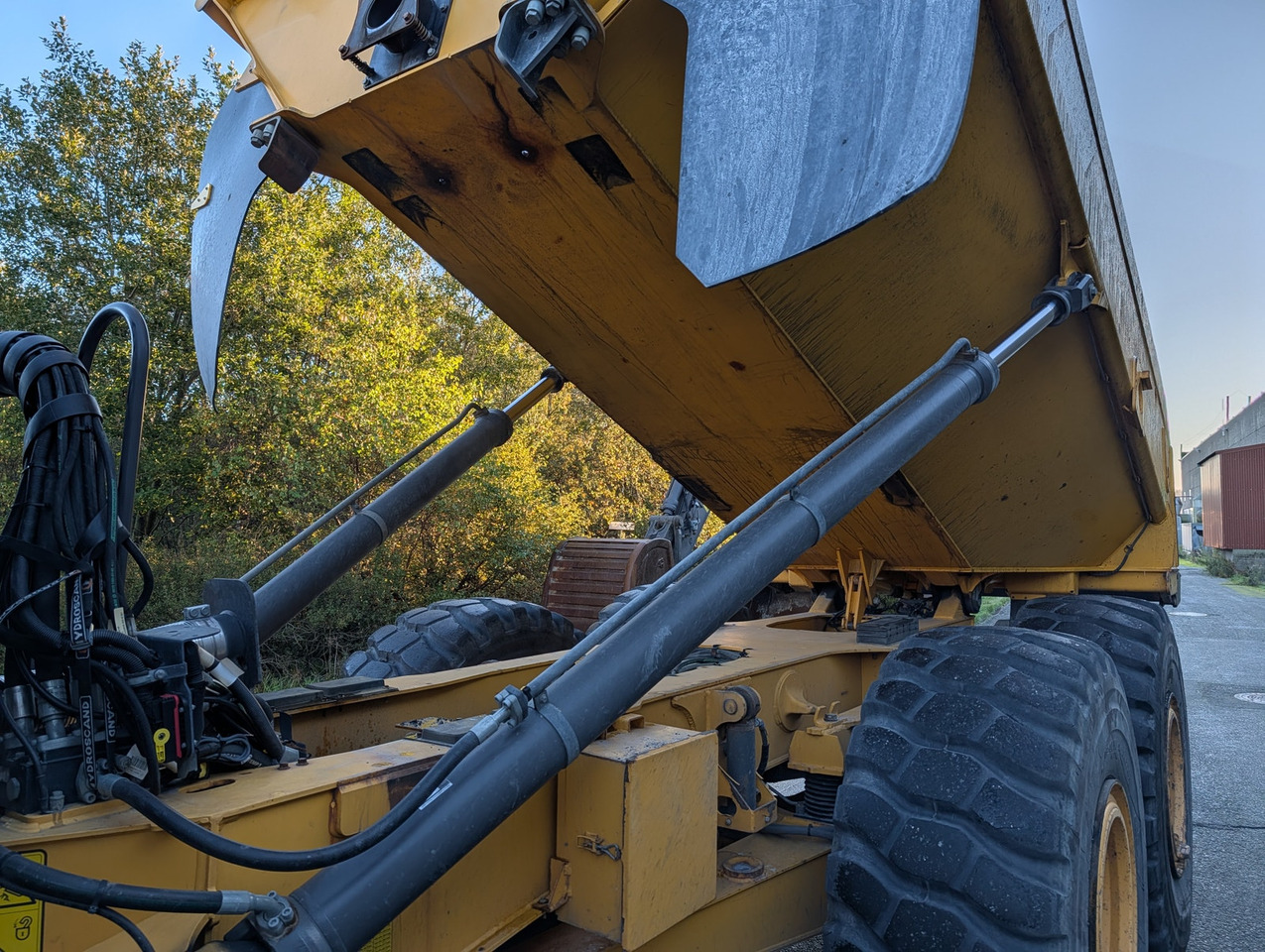 Csuklós dömper Volvo A25G på hvite skilt: 14 kép.