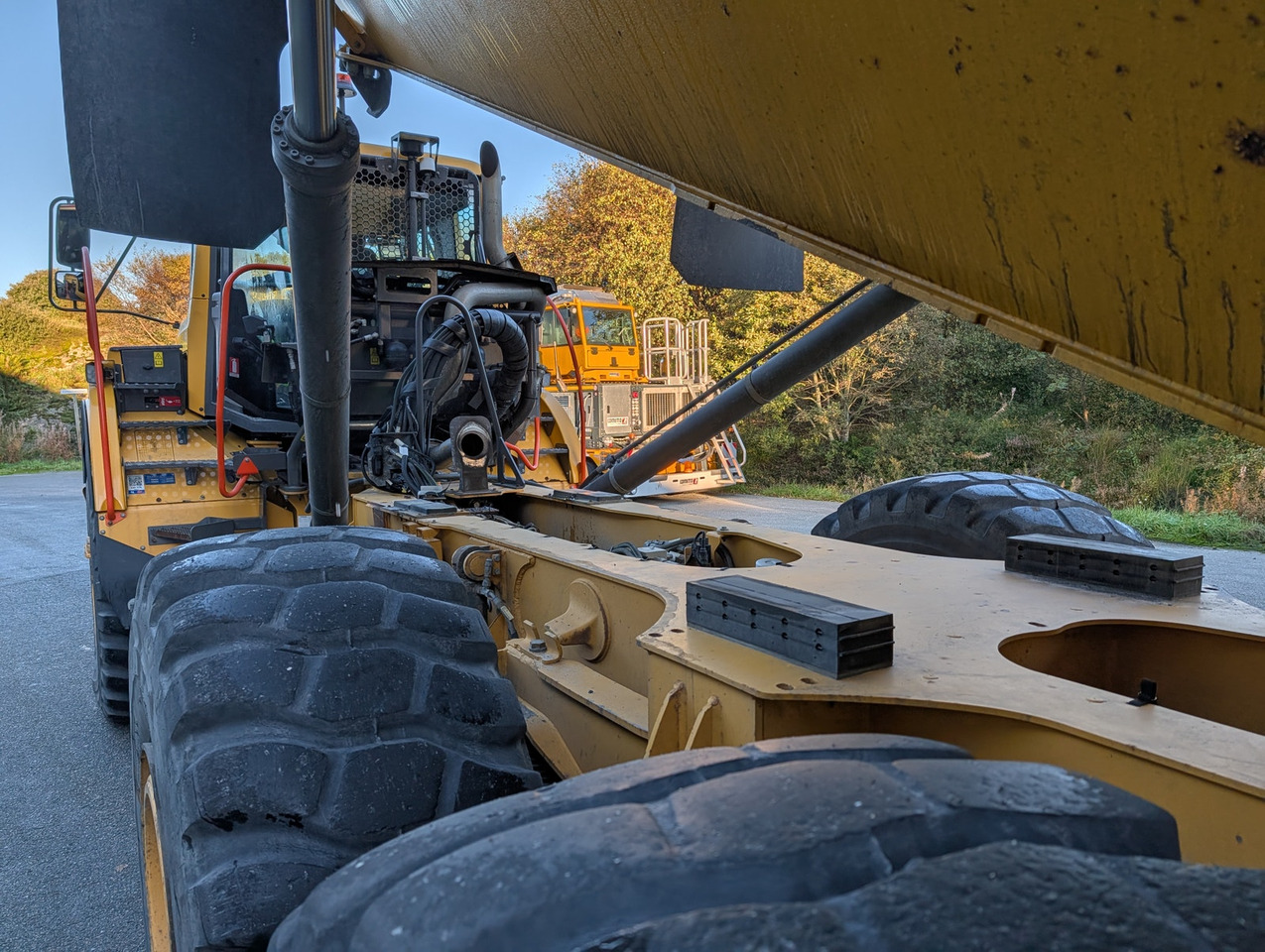 Csuklós dömper Volvo A25G på hvite skilt: 13 kép.