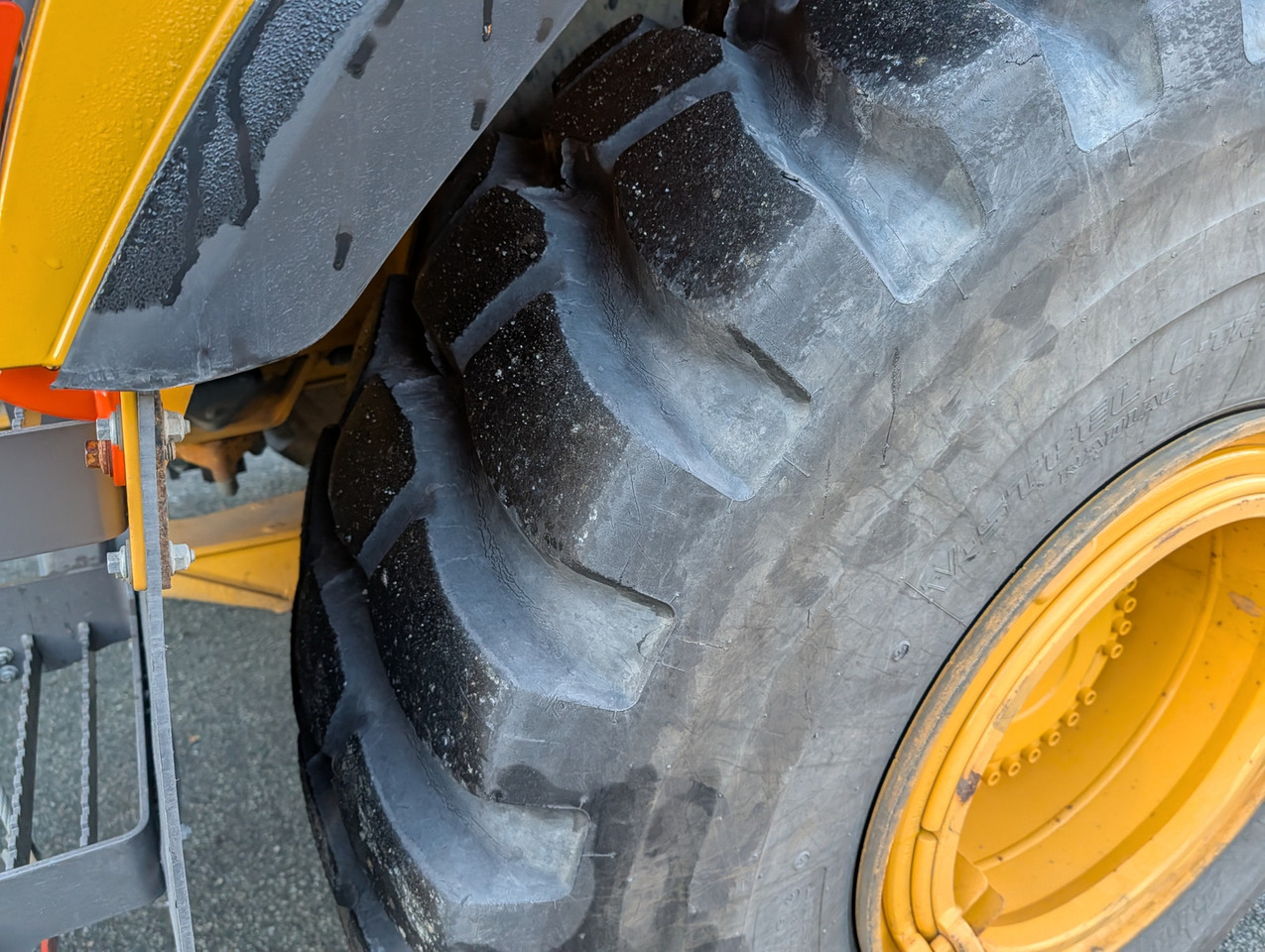Csuklós dömper Volvo A25G på hvite skilt: 17 kép.