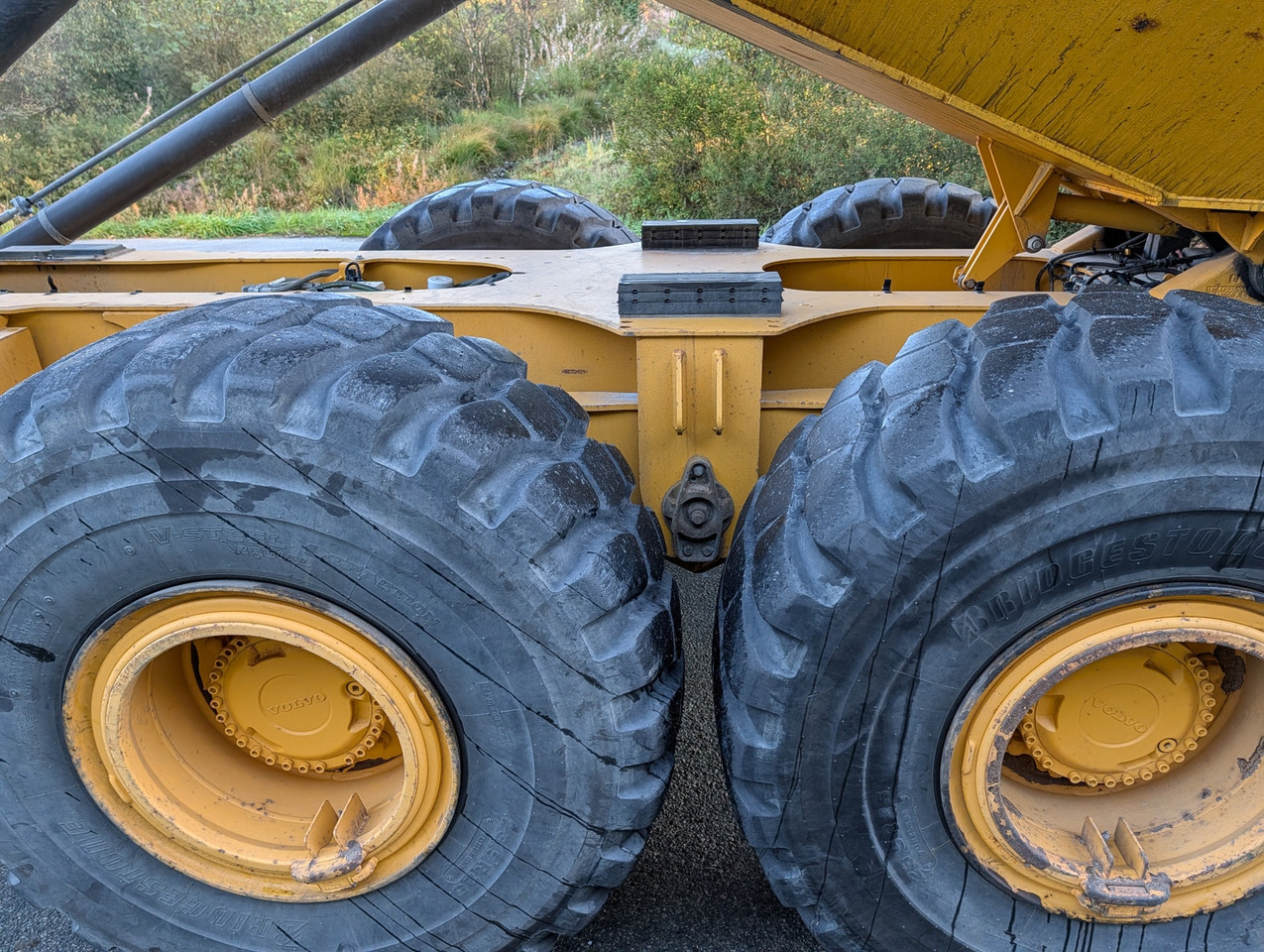 Csuklós dömper Volvo A25G på hvite skilt: 16 kép.