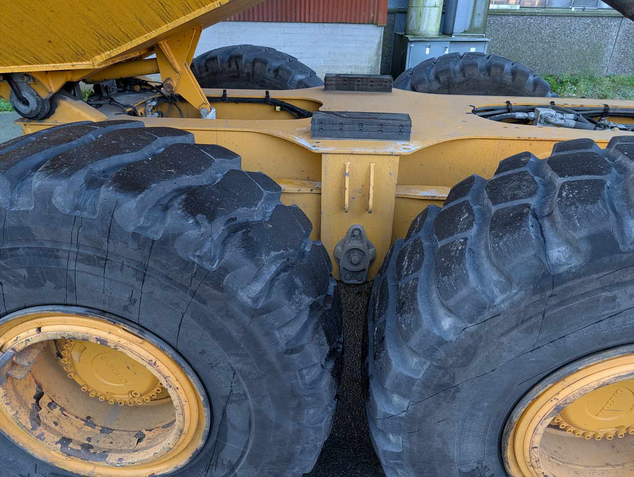 Csuklós dömper Volvo A25G på hvite skilt: 15 kép.