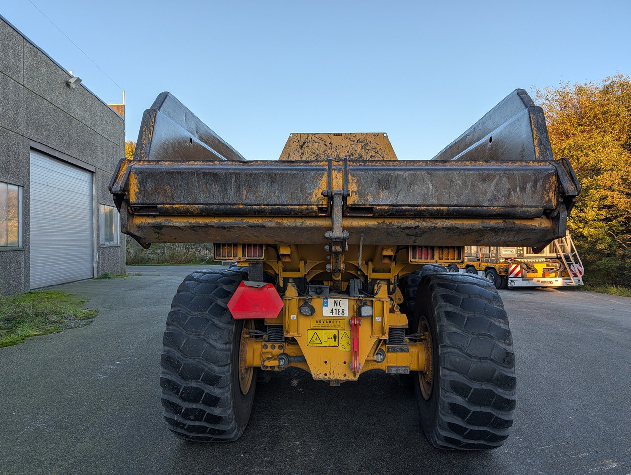 Csuklós dömper Volvo A25G på hvite skilt: 6 kép.