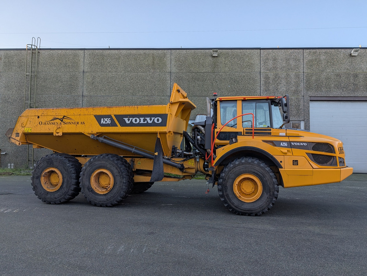 Csuklós dömper Volvo A25G på hvite skilt: 10 kép.