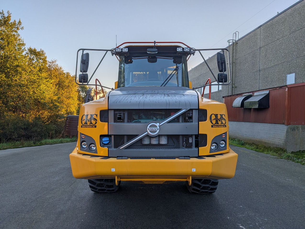 Csuklós dömper Volvo A25G på hvite skilt: 11 kép.