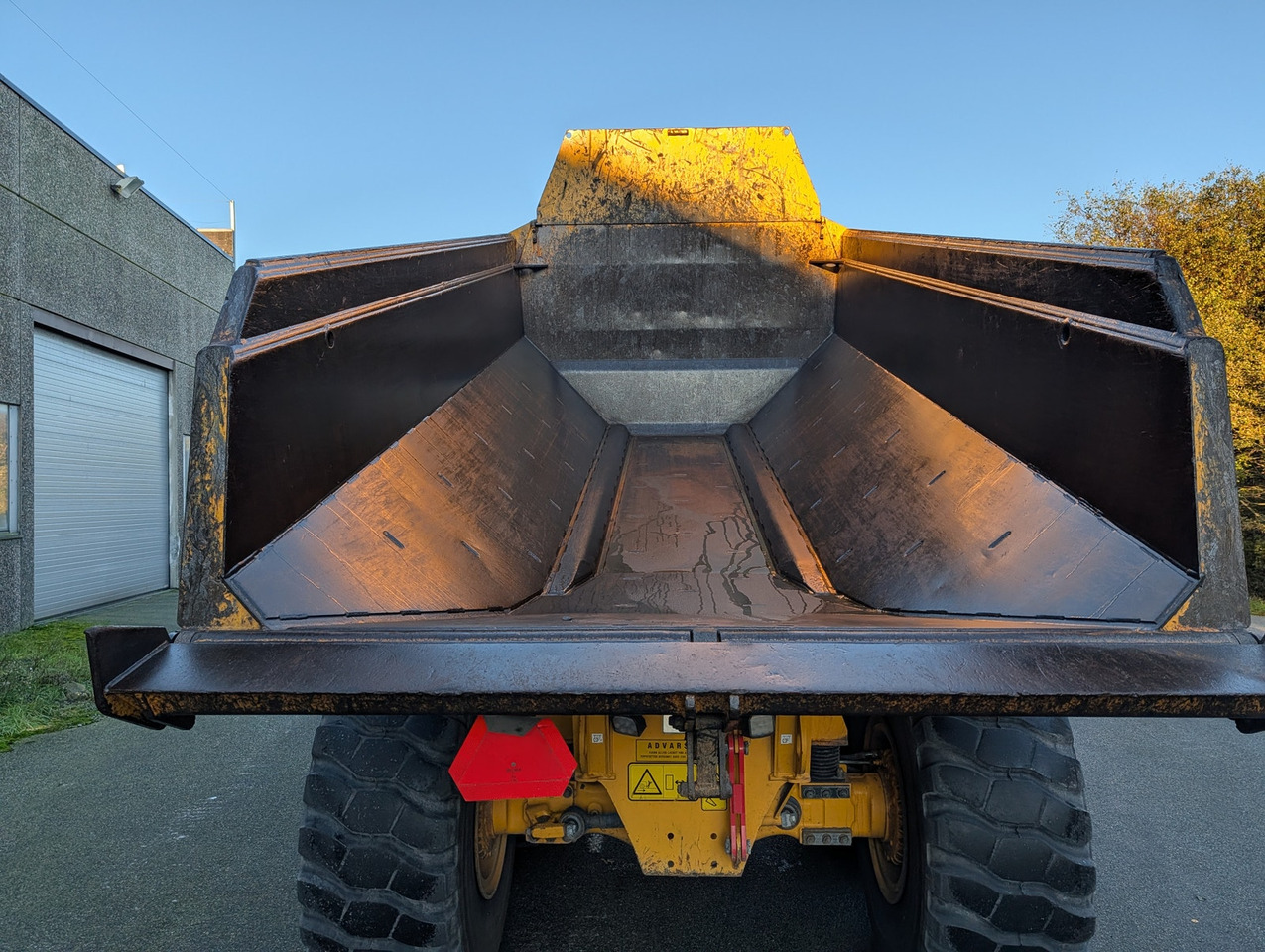 Csuklós dömper Volvo A25G på hvite skilt: 12 kép.
