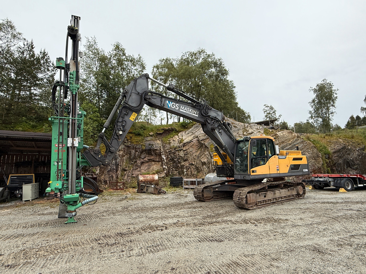 Volvo EC250DL med Montabert tårn - Lánctalpas kotró: 2 kép. Volvo EC250DL med Montabert tårn - Lánctalpas kotró: 2 kép.