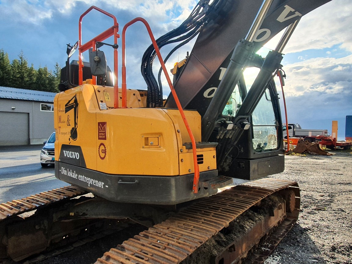 Volvo ECR235EL - Lánctalpas kotró: 3 kép. Volvo ECR235EL - Lánctalpas kotró: 3 kép.