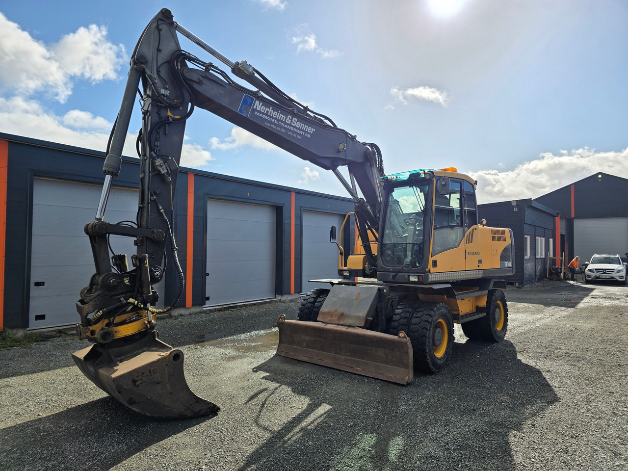 Volvo EW160C - Gumikerekes kotró: 2 kép. Volvo EW160C - Gumikerekes kotró: 2 kép.