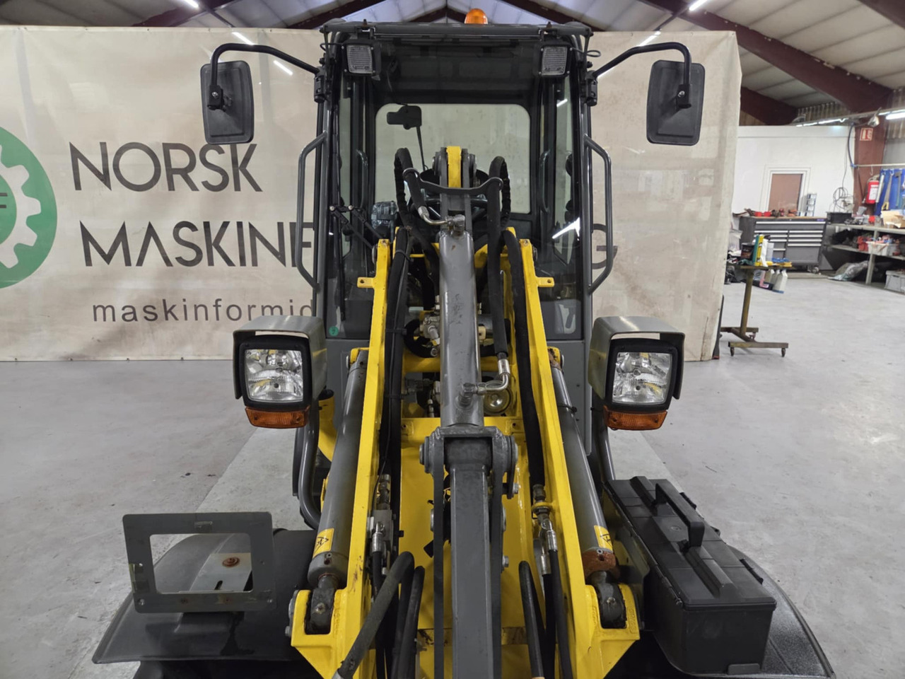 Gumikerekes homlokrakodó Wacker Neuson WL25: 10 kép.