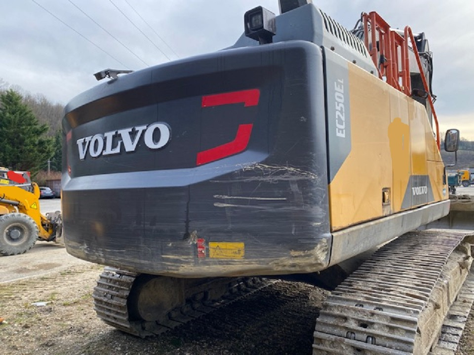 VOLVO EC250EL - Bontó kotrógép: 3 kép. VOLVO EC250EL - Bontó kotrógép: 3 kép.