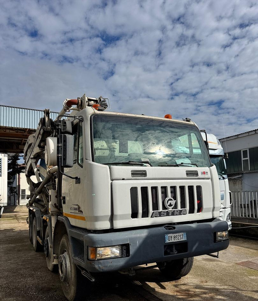Betonpompa CIFA ASTRA HD84.38 - 2003 - Betonpumpa: 2 kép. Betonpompa CIFA ASTRA HD84.38 - 2003 - Betonpumpa: 2 kép.