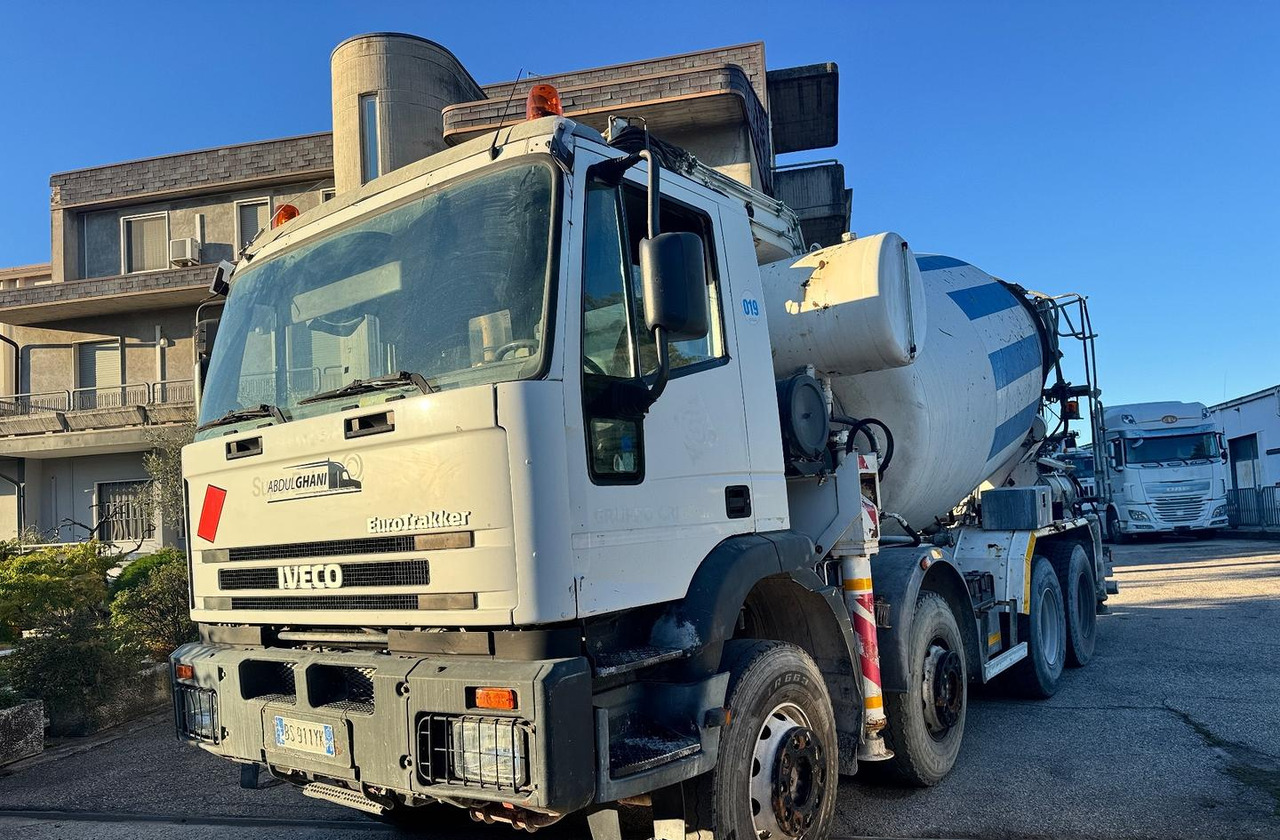 Betonpompa CIFA Iveco Trakker 410E44 - Betonpumpa: 1 kép. Betonpompa CIFA Iveco Trakker 410E44 - Betonpumpa: 1 kép.