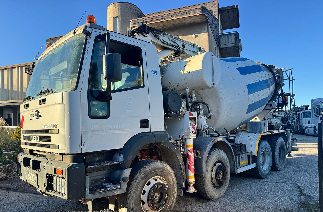 Betonpompa CIFA Iveco Trakker 410E44 - Pumix: 2 kép. Betonpompa CIFA Iveco Trakker 410E44 - Pumix: 2 kép.