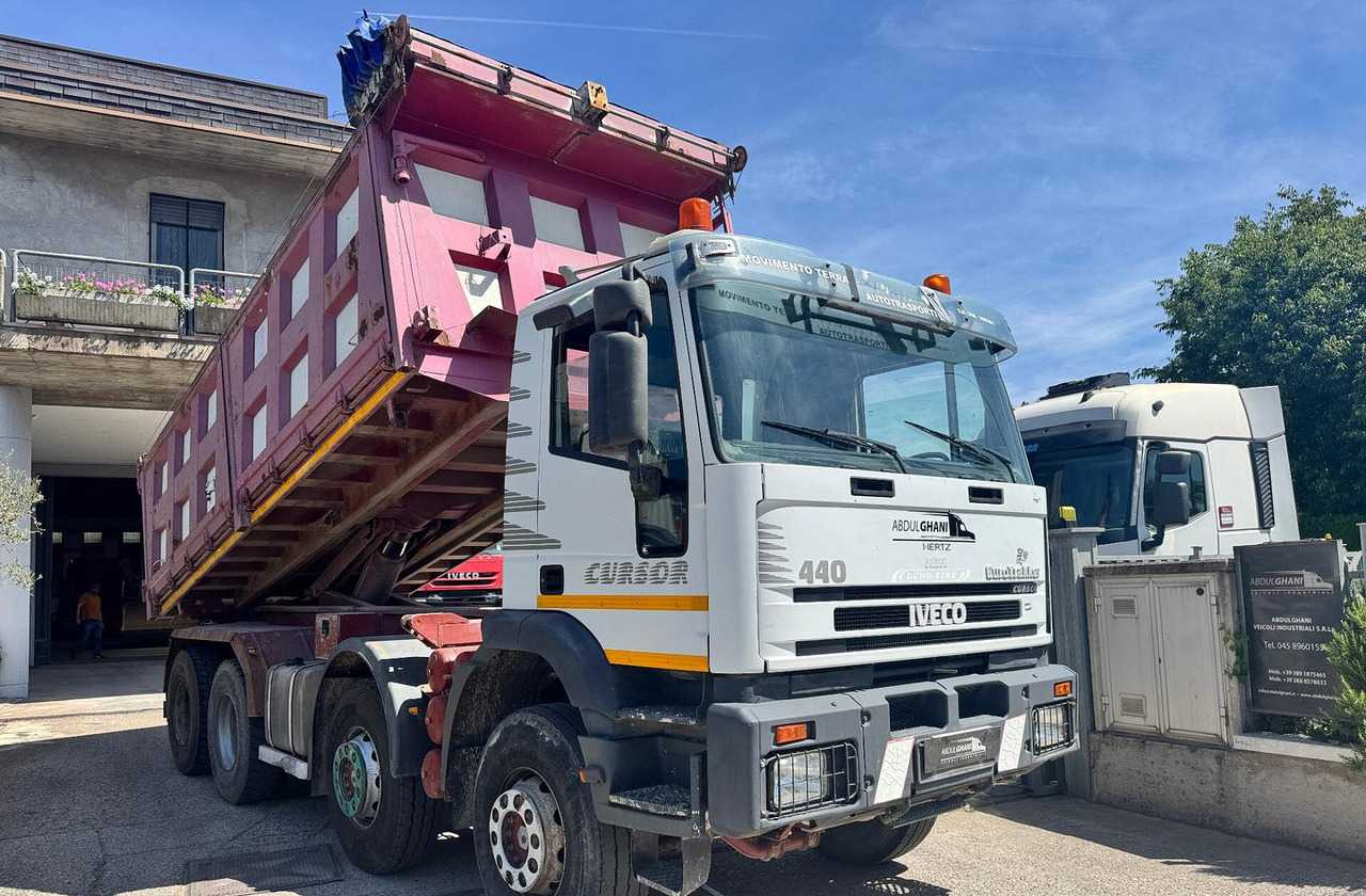 Iveco EuroTrakker 440 - 8X4 tipo: camion ribaltabi - Billenőplatós teherautó: 1 kép. Iveco EuroTrakker 440 - 8X4 tipo: camion ribaltabi - Billenőplatós teherautó: 1 kép.