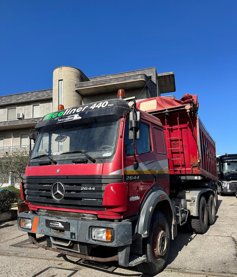 Mercedes Benz SK 2644 ( 6X4 ) V8 - Billenőplatós teherautó: 2 kép. Mercedes Benz SK 2644 ( 6X4 ) V8 - Billenőplatós teherautó: 2 kép.
