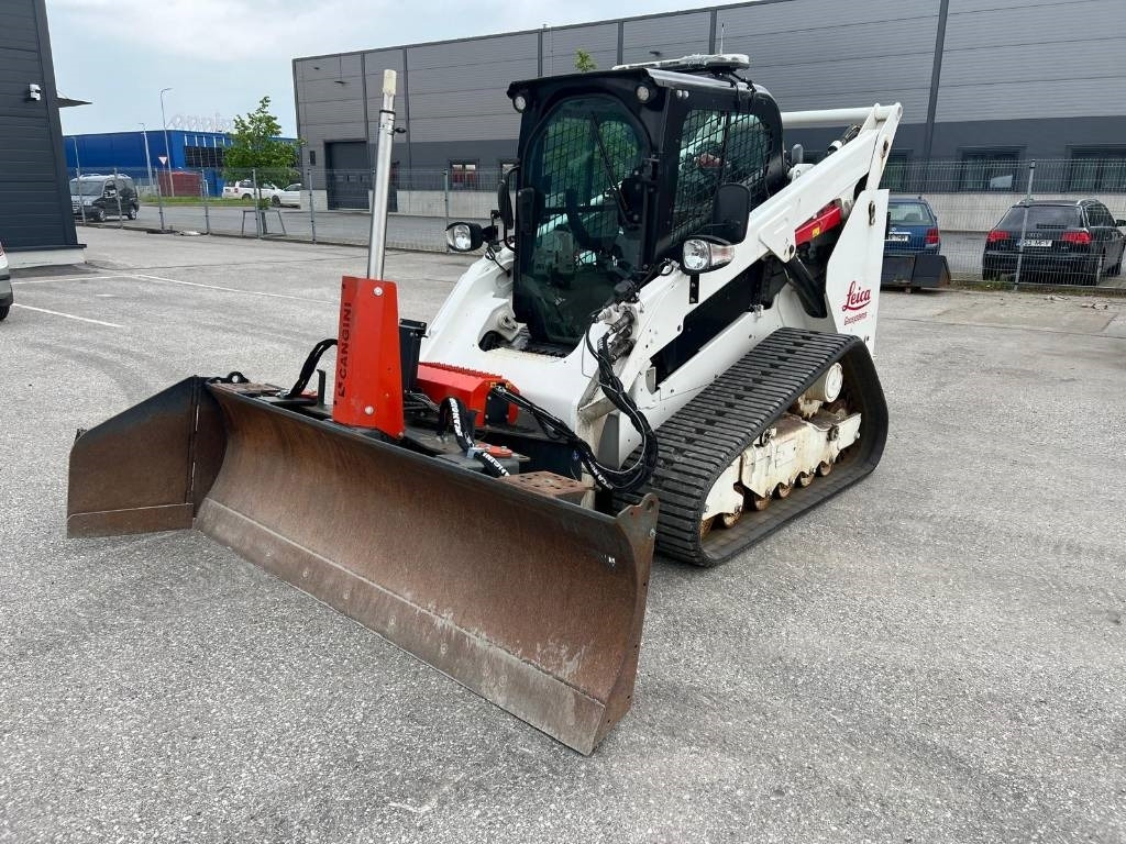 CAT 289D3 with blade and Leica ready - LIKE NEW - Lánctalpas homlokrakodó: 1 kép. CAT 289D3 with blade and Leica ready - LIKE NEW - Lánctalpas homlokrakodó: 1 kép.
