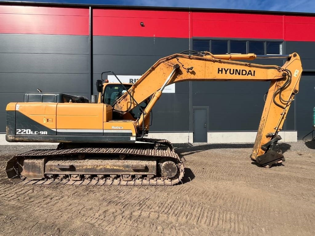 Hyundai Robex 220 LC-9 A - Lánctalpas kotró: 4 kép. Hyundai Robex 220 LC-9 A - Lánctalpas kotró: 4 kép.