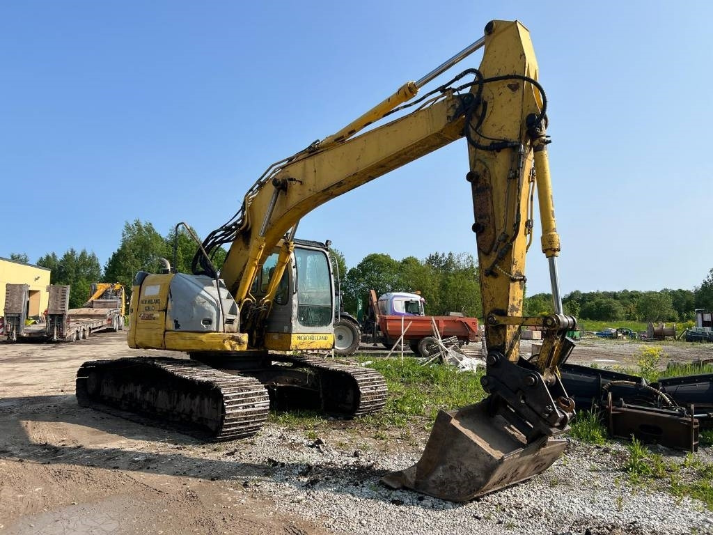 NEW HOLLAND KOBELCO E235BSRLC-2 - Lánctalpas kotró: 2 kép. NEW HOLLAND KOBELCO E235BSRLC-2 - Lánctalpas kotró: 2 kép.