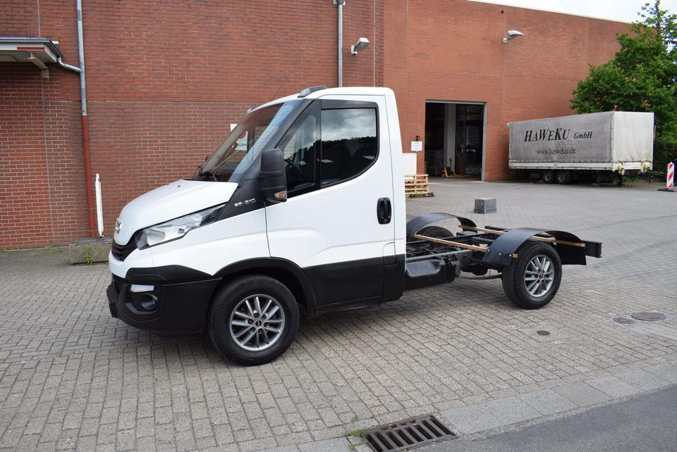 Iveco Daily 35 S21 3,0 Automatik Luftfederung Tempomat - Alvaz teherautó, Kisteherautó: 2 kép. Iveco Daily 35 S21 3,0 Automatik Luftfederung Tempomat - Alvaz teherautó, Kisteherautó: 2 kép.