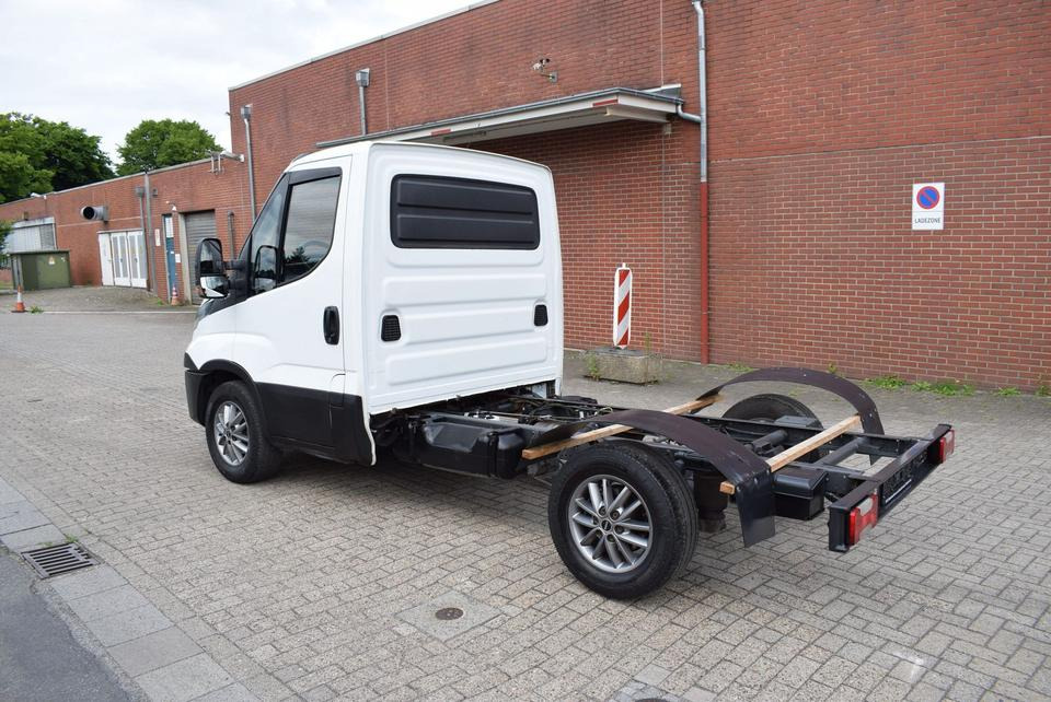 Iveco Daily 35 S21 3,0 Automatik Luftfederung Tempomat - Alvaz teherautó, Kisteherautó: 4 kép. Iveco Daily 35 S21 3,0 Automatik Luftfederung Tempomat - Alvaz teherautó, Kisteherautó: 4 kép.