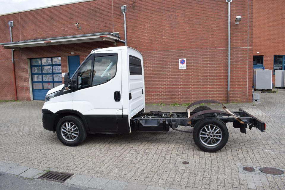 Iveco Daily 35 S21 3,0 Automatik Luftfederung Tempomat - Alvaz teherautó, Kisteherautó: 3 kép. Iveco Daily 35 S21 3,0 Automatik Luftfederung Tempomat - Alvaz teherautó, Kisteherautó: 3 kép.