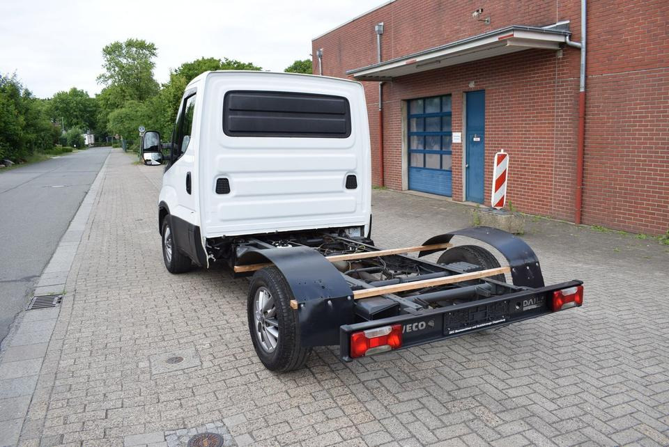 Iveco Daily 35 S21 3,0 Automatik Luftfederung Tempomat - Alvaz teherautó, Kisteherautó: 5 kép. Iveco Daily 35 S21 3,0 Automatik Luftfederung Tempomat - Alvaz teherautó, Kisteherautó: 5 kép.