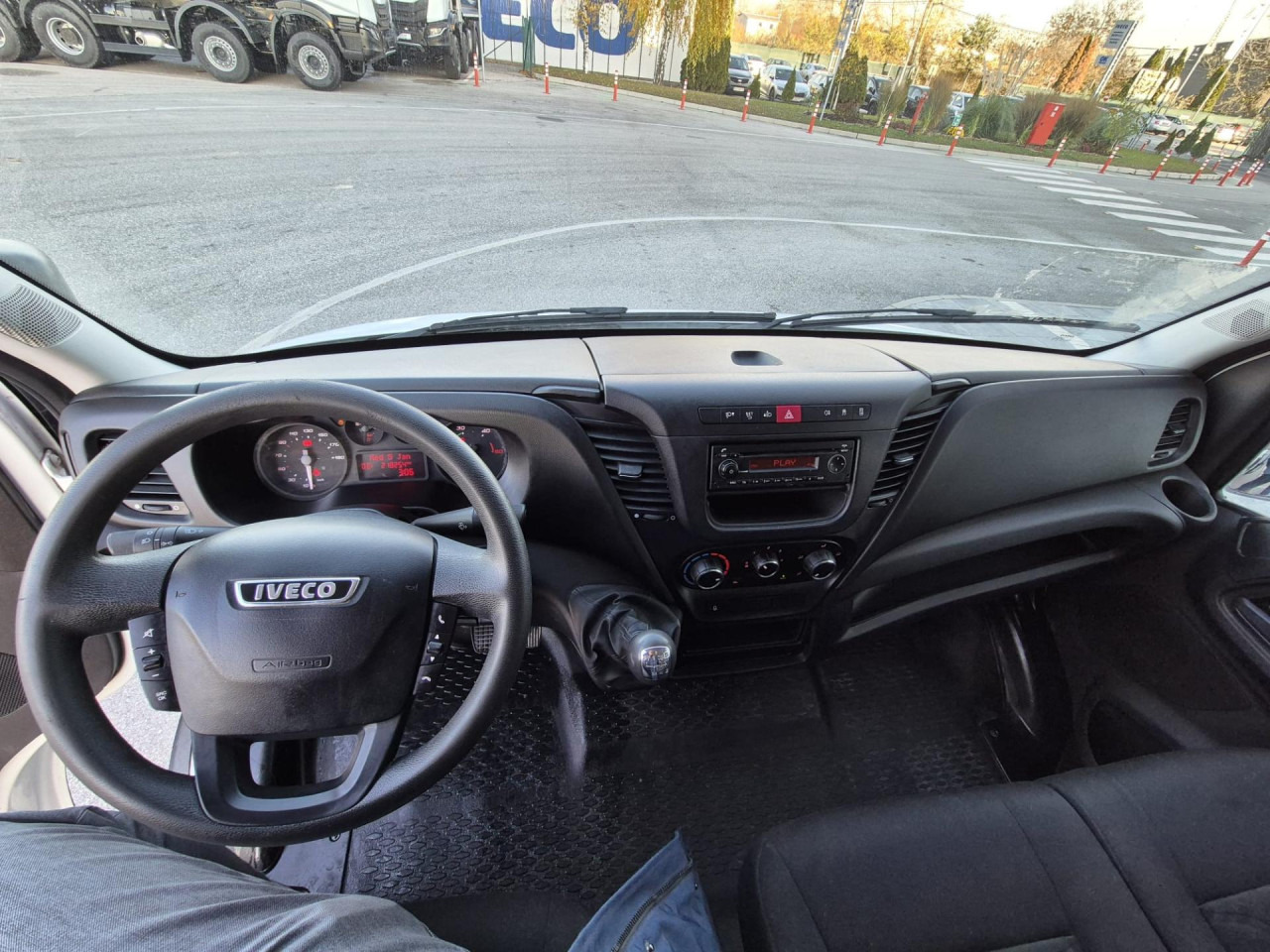IVECO DAILY35C13V12m3 - Kisbusz: 2 kép. IVECO DAILY35C13V12m3 - Kisbusz: 2 kép.