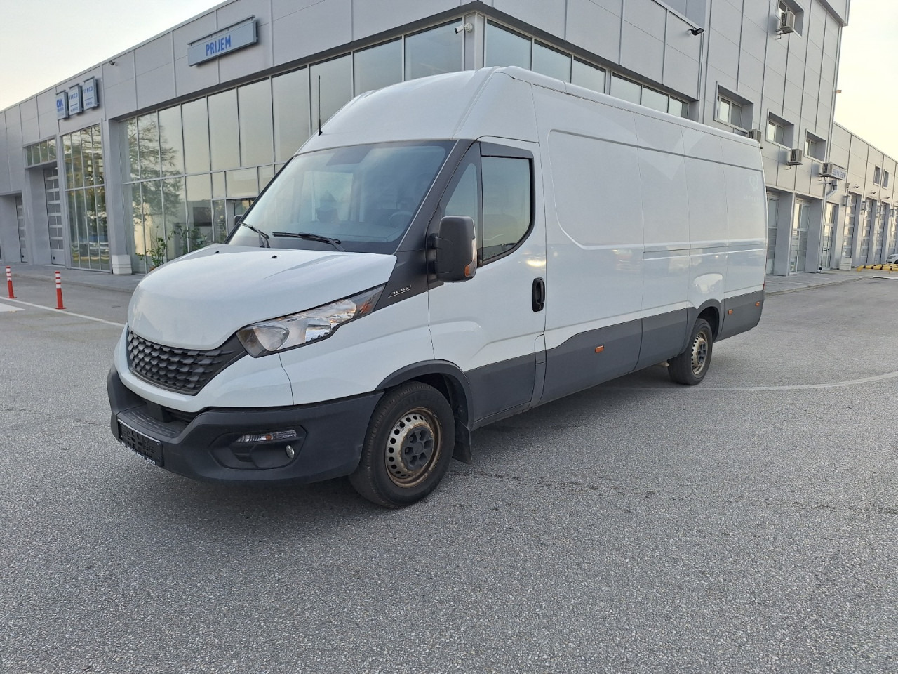 IVECO Daily 35S14 16m3 - Furgon: 1 kép. IVECO Daily 35S14 16m3 - Furgon: 1 kép.