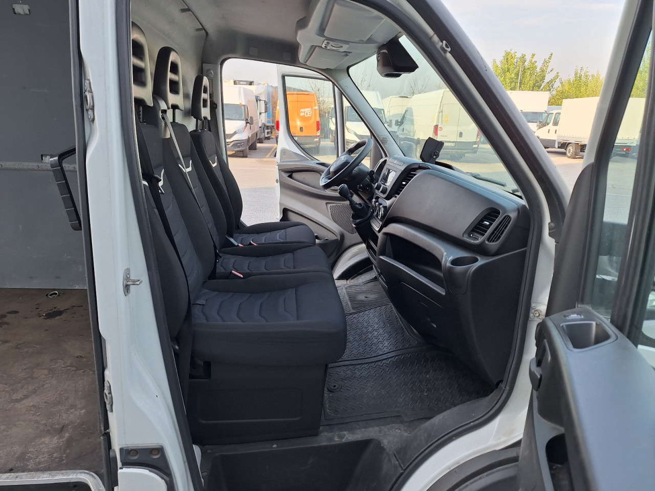 IVECO Daily 35S14 16m3 - Furgon: 5 kép. IVECO Daily 35S14 16m3 - Furgon: 5 kép.