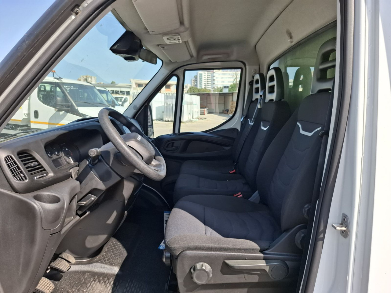 IVECO Daily 35C16H3.0 box/lift - Dobozos kisteherautó: 2 kép. IVECO Daily 35C16H3.0 box/lift - Dobozos kisteherautó: 2 kép.