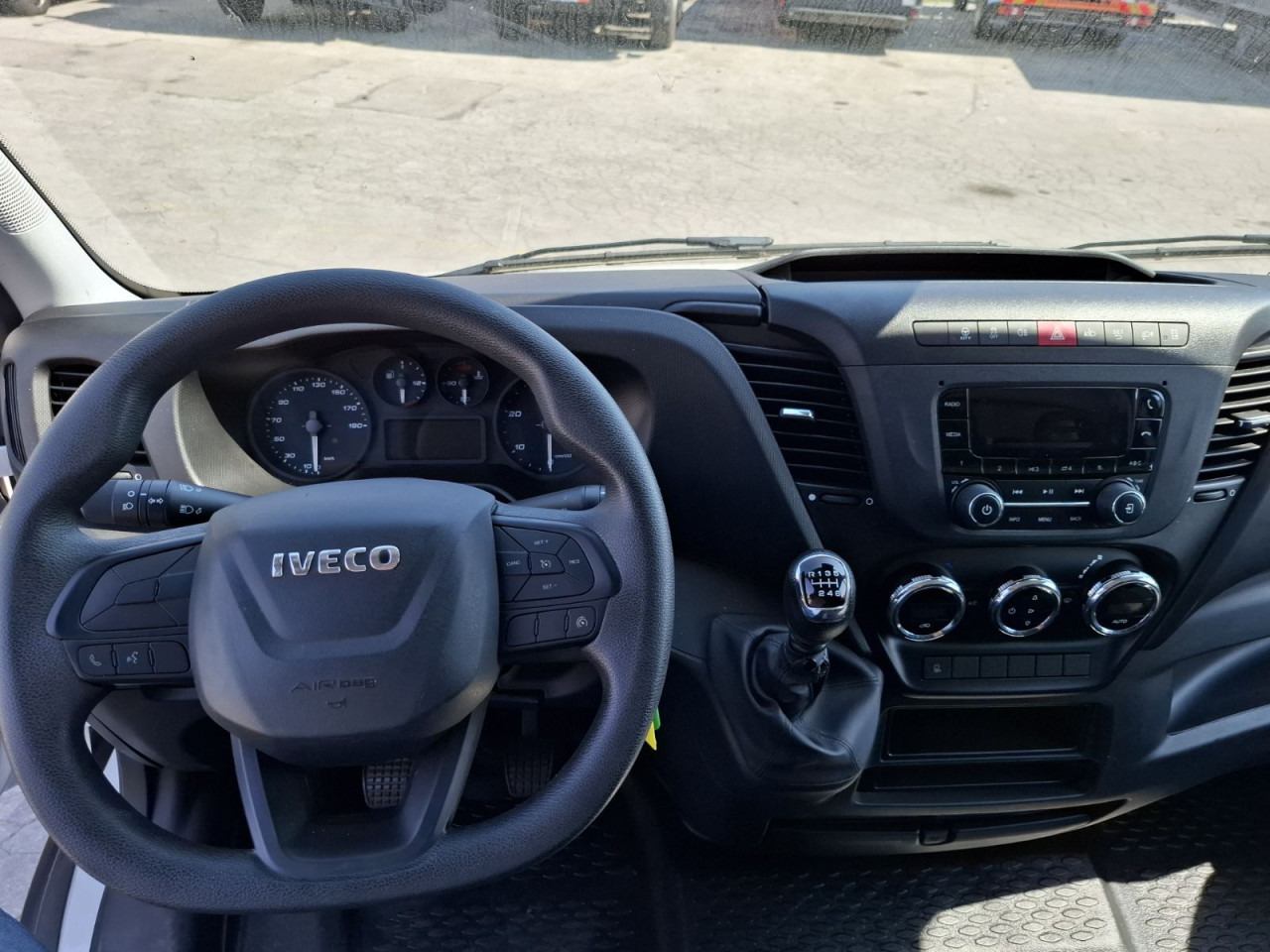IVECO Daily 35C16H3.0 box/lift - Dobozos kisteherautó: 3 kép. IVECO Daily 35C16H3.0 box/lift - Dobozos kisteherautó: 3 kép.
