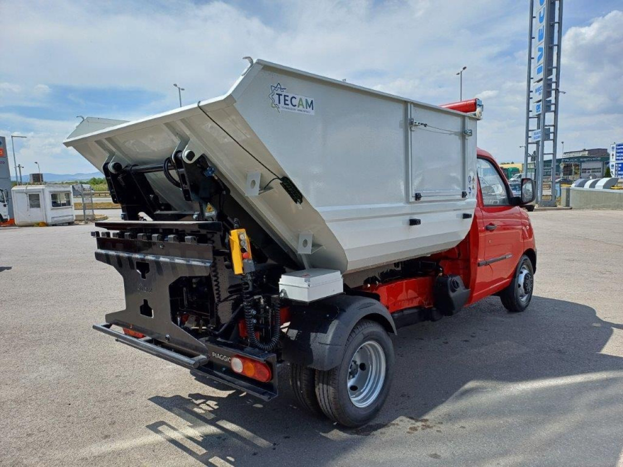 PIAGGIO porter NP6 - Billenőplatós kisteherautó: 4 kép. PIAGGIO porter NP6 - Billenőplatós kisteherautó: 4 kép.