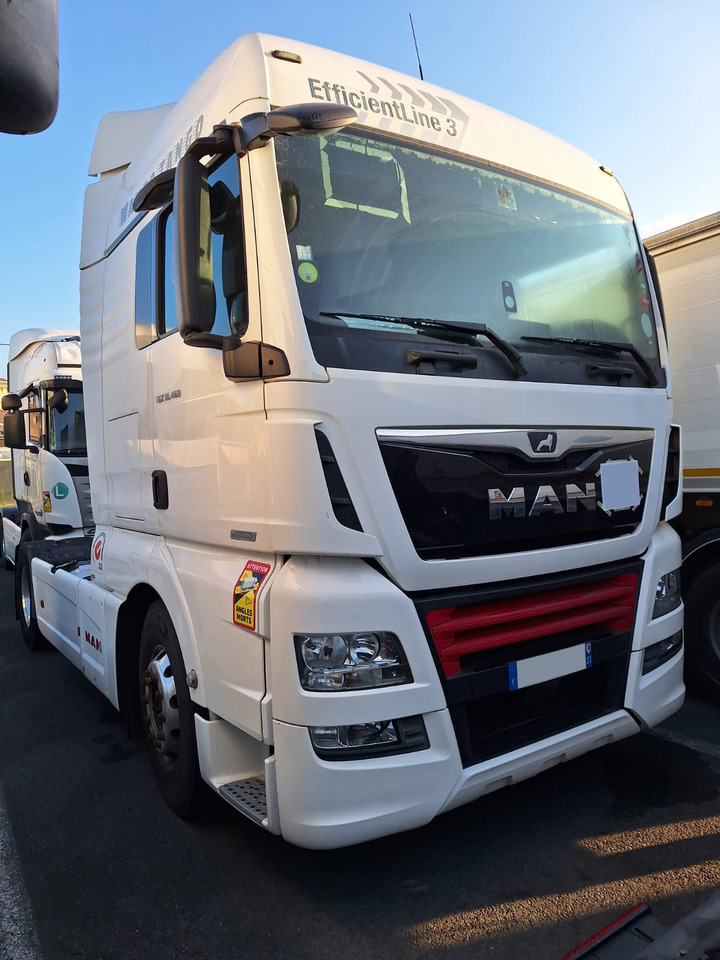 MAN TGX 18.460 - Nyergesvontató: 2 kép. MAN TGX 18.460 - Nyergesvontató: 2 kép.