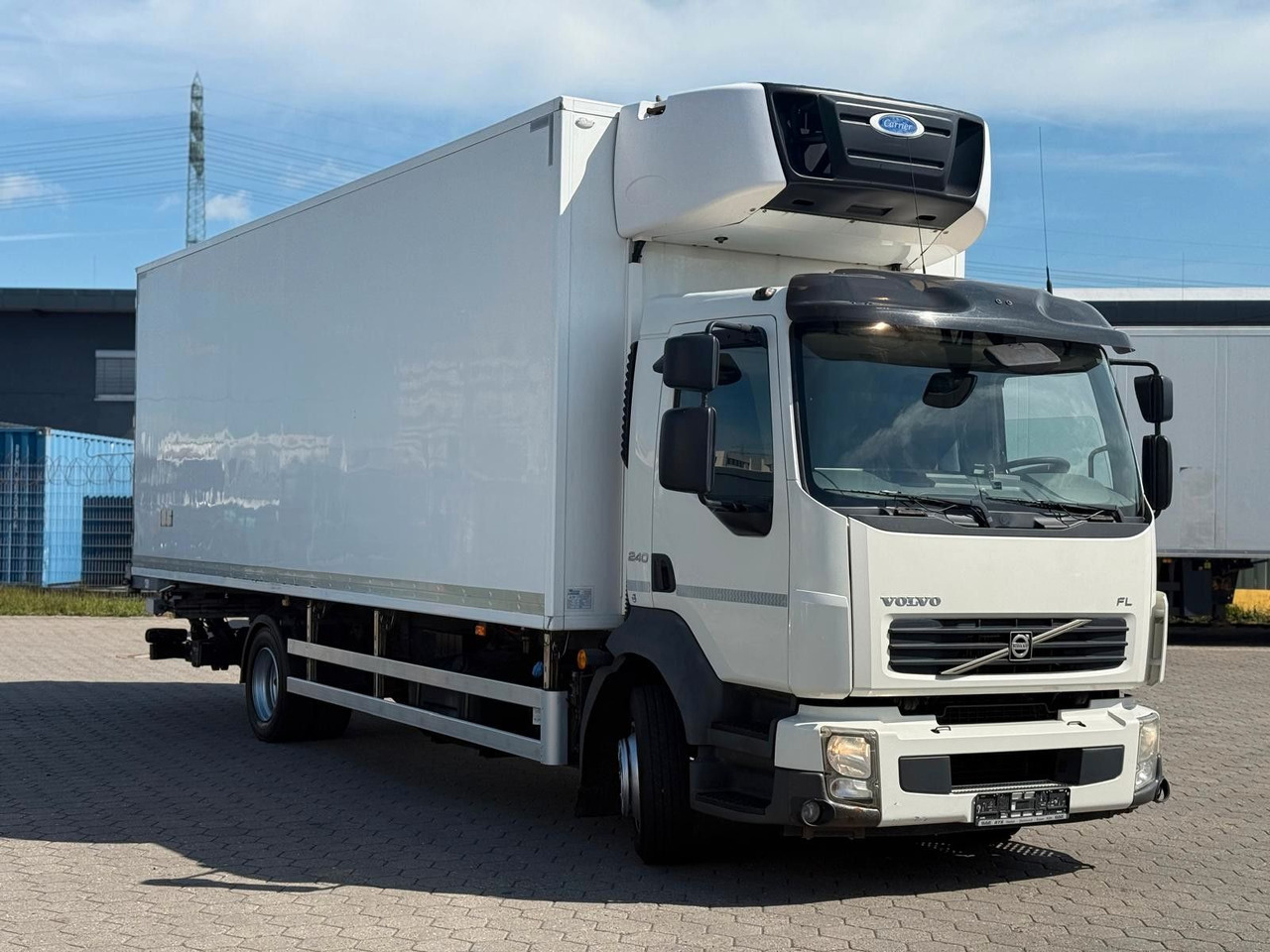 Volvo FL 240 Carrier Easy Cold+Hebebühne - Hűtős teherautó: 2 kép. Volvo FL 240 Carrier Easy Cold+Hebebühne - Hűtős teherautó: 2 kép.